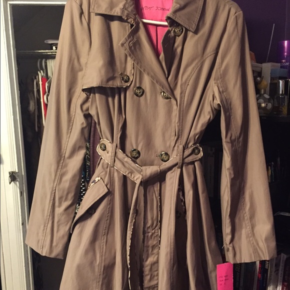 "emma" trenchcoat in "pancake" - betsey johnson