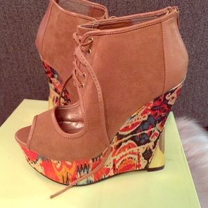 Gorgeous lace up wedges *worn once*