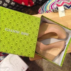 Size 10 Gianni Bini Nude Wedges.