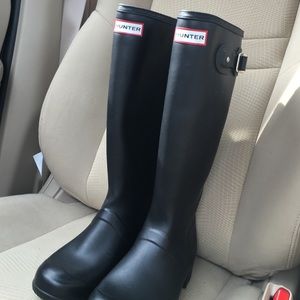 Hunter rain boots size 6.