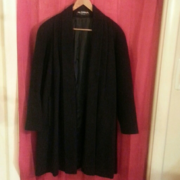 80 0/0 wool blend winter coat. Tuxedo front