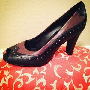 Worthington two tone leather peep toe pumps!!