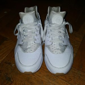 All white Hauraches with gold bottoms