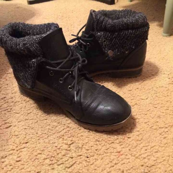 black ankle boots. - Picture 1 of 3