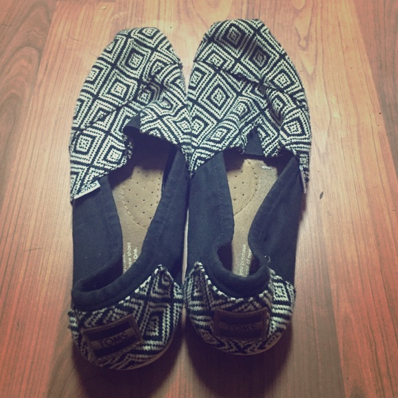 Black and White Tribal Print Toms Size 10