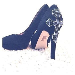 REBA black sequenced pumps