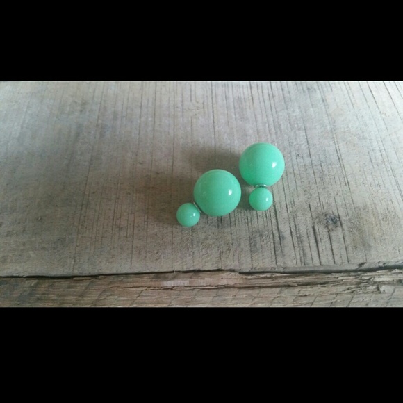 Earings double ball mint green earings!