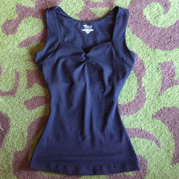 Stretchy rouched black tank with curves in mind!