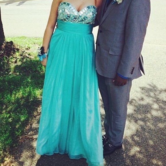 Camille Dresses & Skirts - Beautiful blue green sweetheart neck prom dress