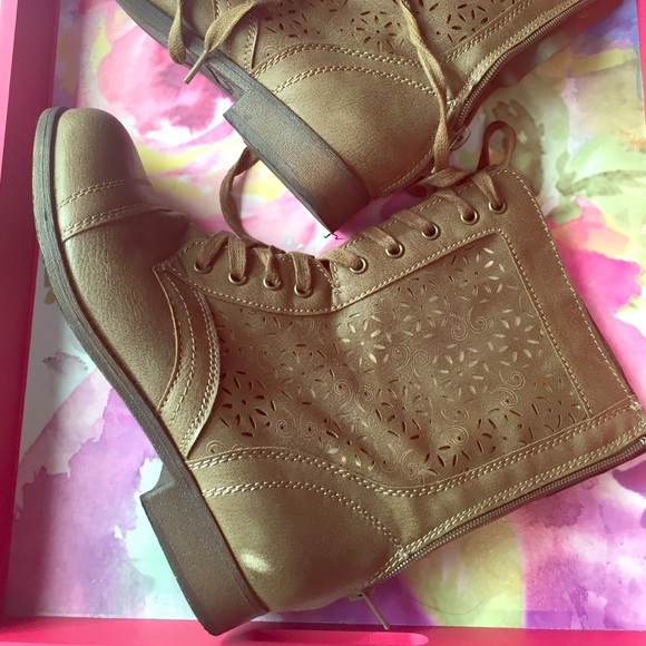 Adorable lace up boots!