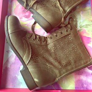 Adorable lace up boots!