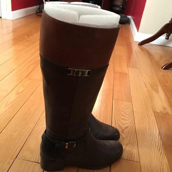 Riding boot detailed with black and gold