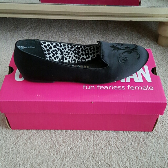 Cute black flats with detail