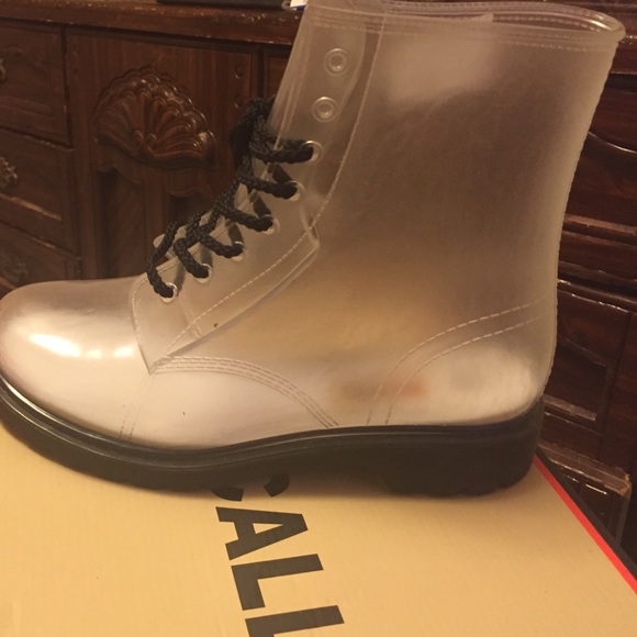 See through boots can be used as rain boots