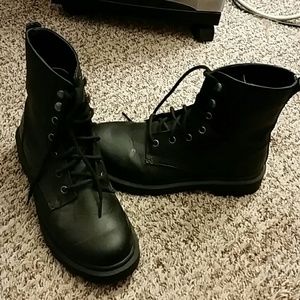 Super cute black boots!!