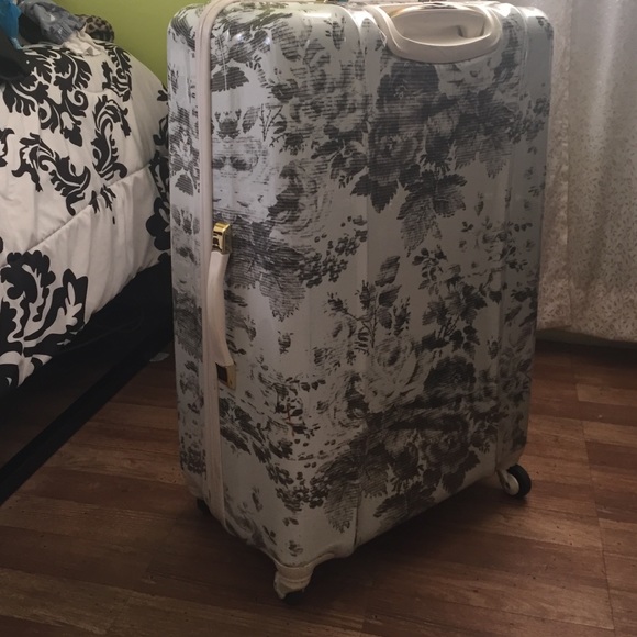 Jessica Simpson 27" suitcase