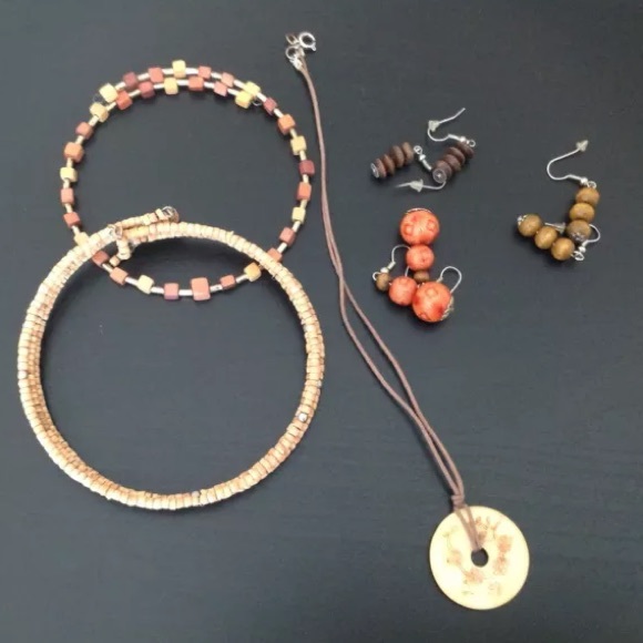 💥CLOSING SALE💥Bundle of 6! Wooden beaded jewelry