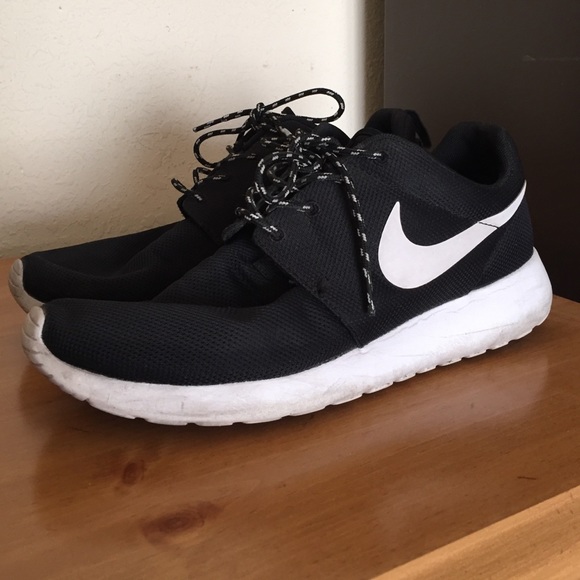 Black nike roshe run