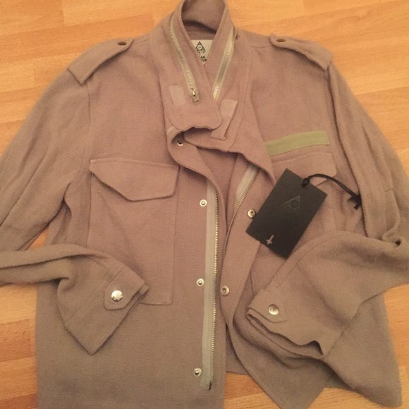 UNIF Two Pocket Cropped Jacket - Picture 4 of 4