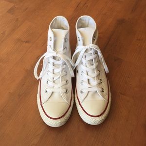 Unisex White High Top Converse! 👽💕