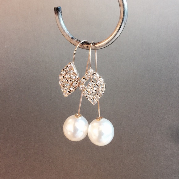 Unique dangling pearl & rhinestone earrings - Picture 2 of 4