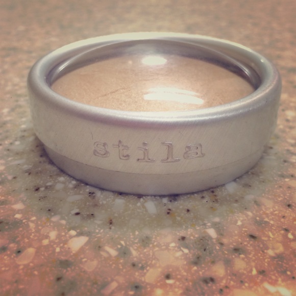 Stila gold Illuminating Finishing Powder