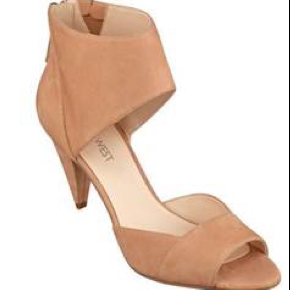 Lildarlin peep toe pump.