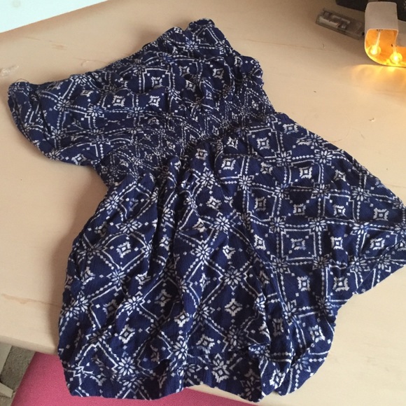 forever 21 strapless romper medallion print blue🎉