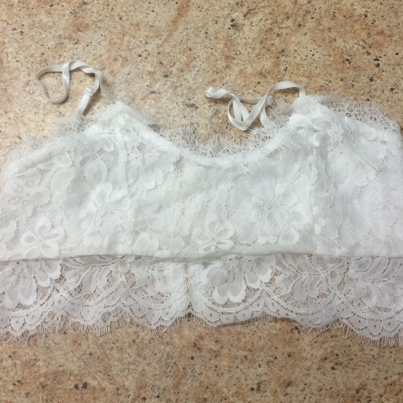 White lace crop top - Picture 1 of 3