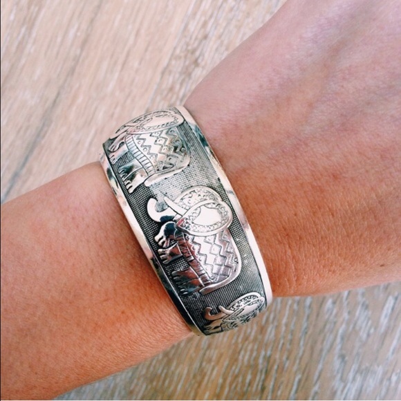 NWOT Boho Silver Engraved Elephant Bangle Bracelet