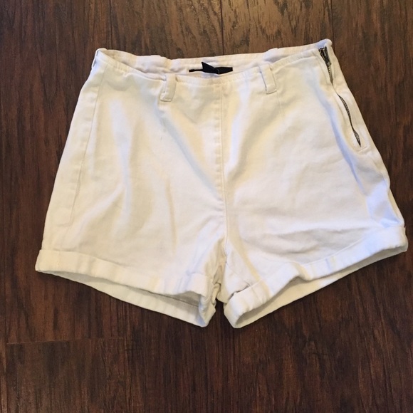 High waisted white shorts from Forever 21! Size 25