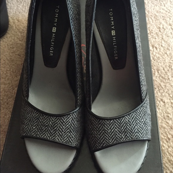 Tommy Hilfiger - Picture 2 of 3