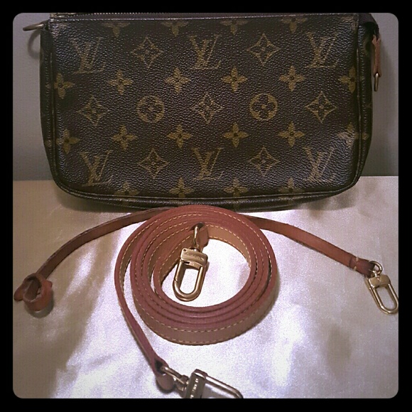 🚫SOLD  Authentic Louis Vuitton Pouchette w strap