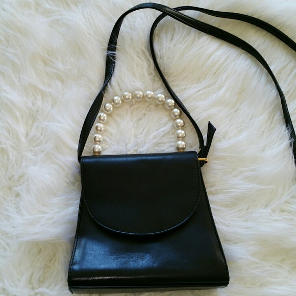 Handbags - 💞SALE💞ADORABLE Small Black bag with Pearl Handle