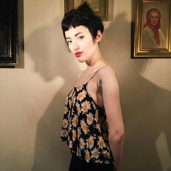 FINAL REDUCTION Daisy Print Crop - Picture 2 of 3