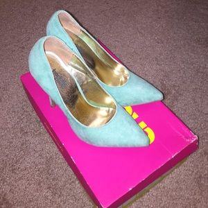Worn once mint pumps!