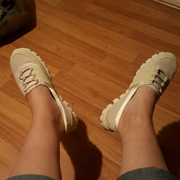 Sketcher ivory slip on walking ahoes