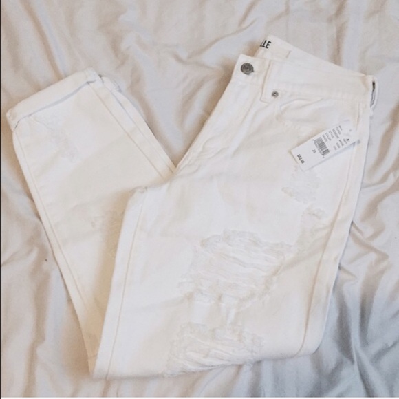 ✖️ SOLD ON MERC ✖️ Distressed boyfriend jeans