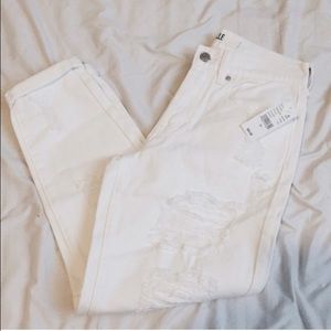 ✖️ SOLD ON MERC ✖️ Distressed boyfriend jeans