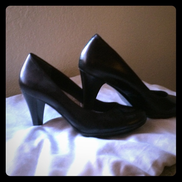 Black pumps