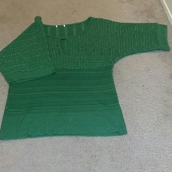 Form fitting, keyhole top