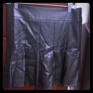 Get your edge on with this NWOT leather skirt!!
