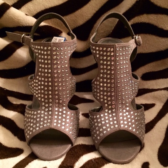 Gray "jeweled" Heels 💕 - Picture 2 of 4