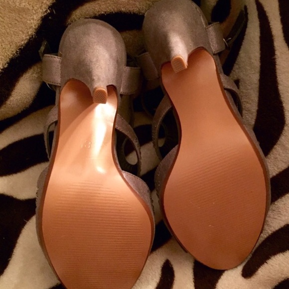 Gray "jeweled" Heels 💕 - Picture 3 of 4