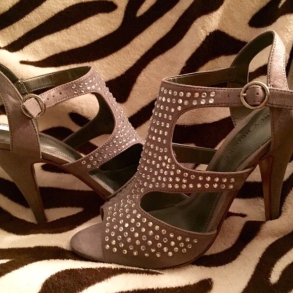 Gray "jeweled" Heels 💕 - Picture 4 of 4