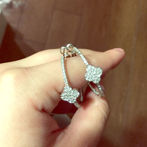 Silver stoned small hoop earrings!