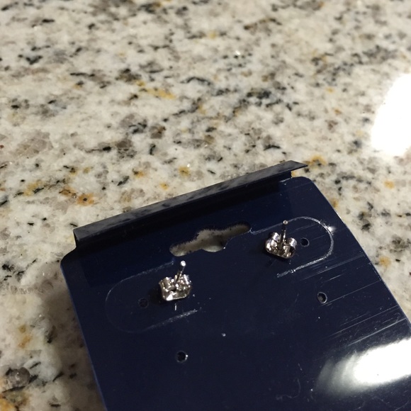 Diamond studs - Picture 2 of 3