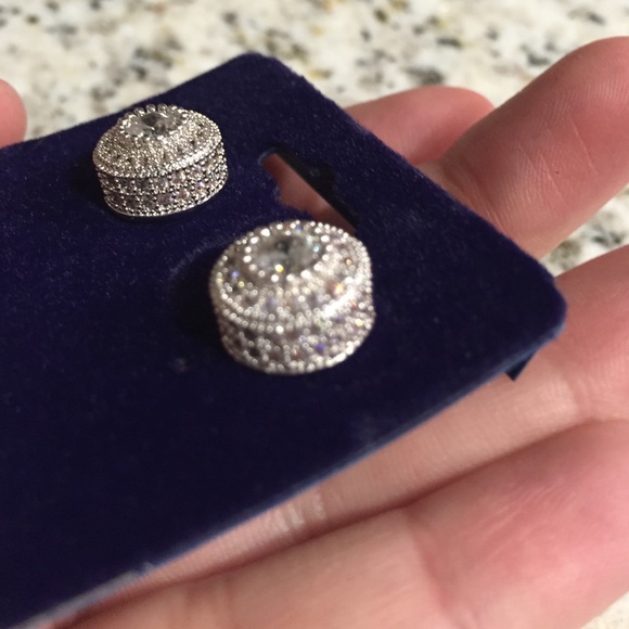 Diamond studs - Picture 3 of 3