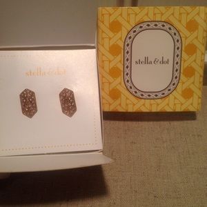 Stella&dot Eden stud earrings