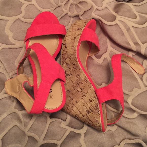 SOLD 🎀🎉Coral Wedges! - Picture 1 of 4